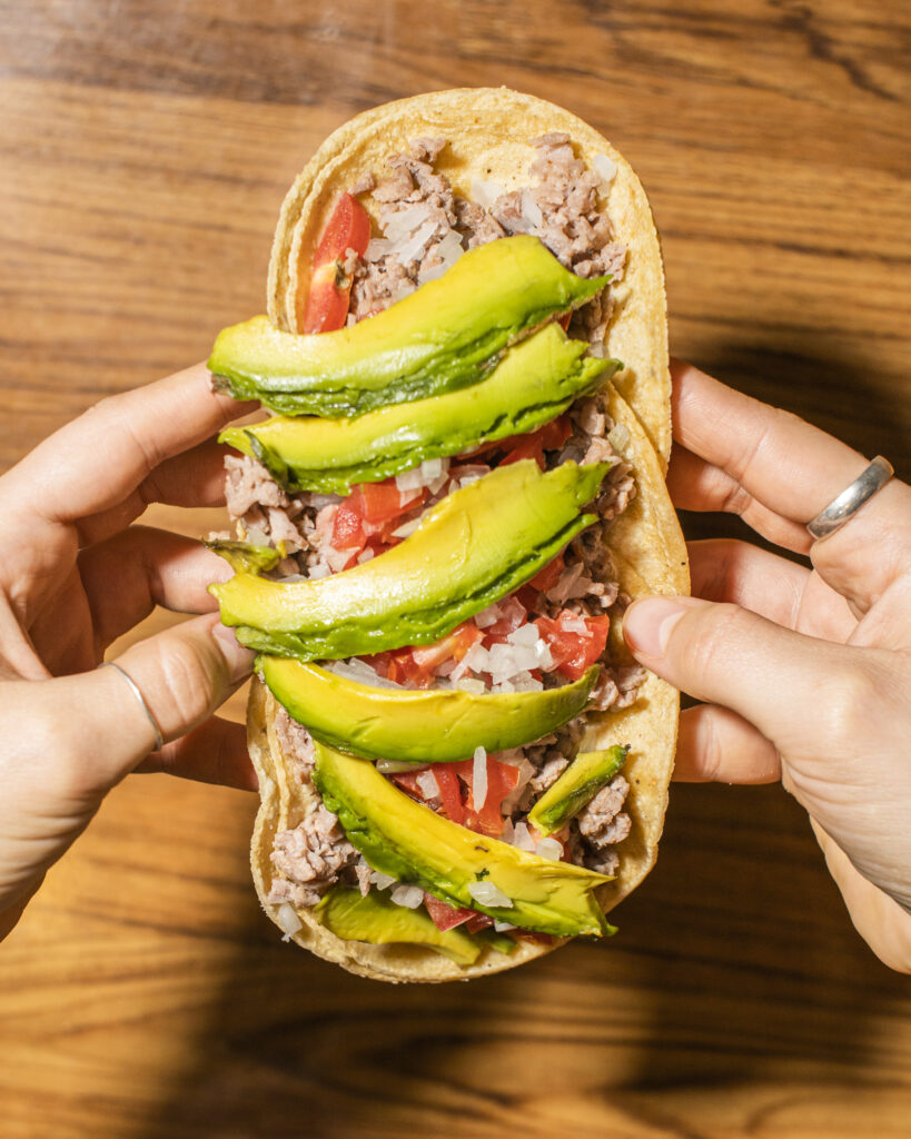 Taco de Bistec preparado en las manos